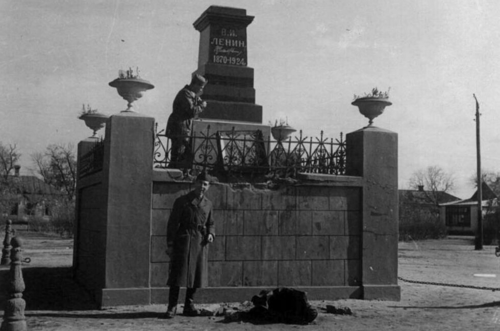 Итальянские солдаты возле постамента снесенного памятника В.И. Ленину в оккупированном Сталино (Донецке). Фото: Waralbum.ru/Общественное достояние