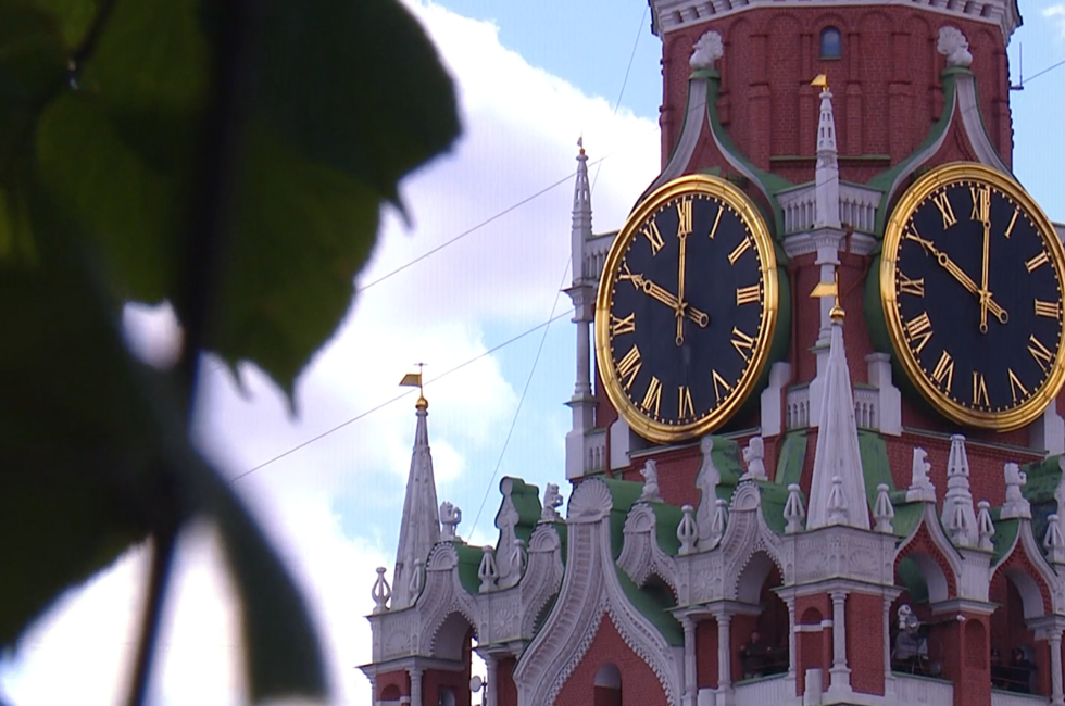 Скриншот трансляции Парада Победы 9 мая 2025