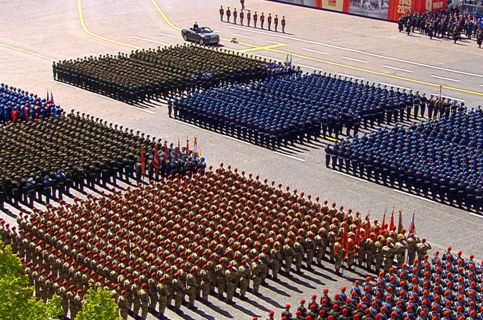 Скриншот трансляции Парада Победы 9 мая 2025