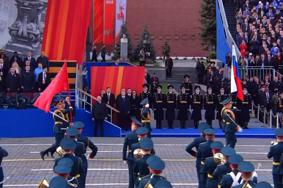 Скриншот трансляции Парада Победы 9 мая 2025