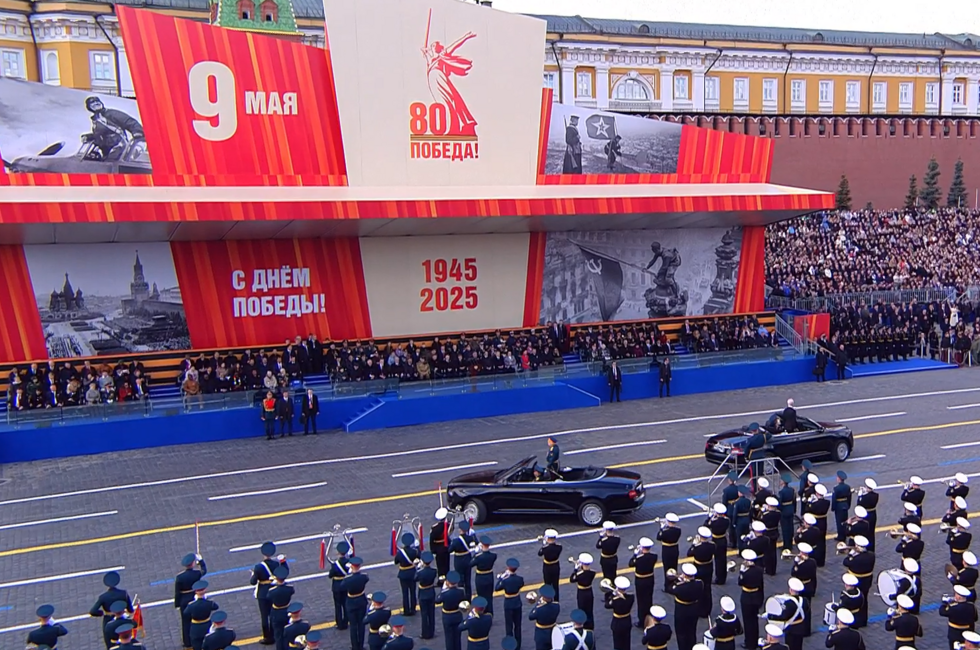 Скриншот трансляции Парада Победы 9 мая 2025