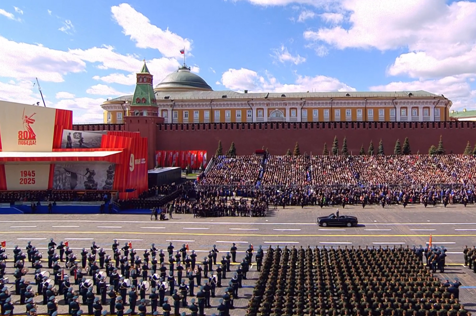 Скриншот трансляции Парада Победы 9 мая 2025