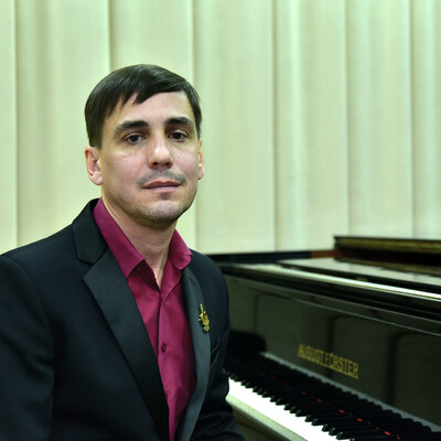 пианист-концертмейстер Донецкой филармонии Максим Парамонов