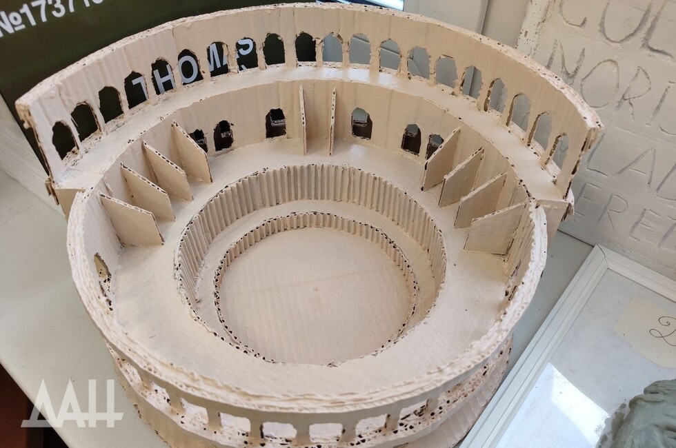 Работы студентов Григория Владимировича. Фото: Донецкое агентство новостей